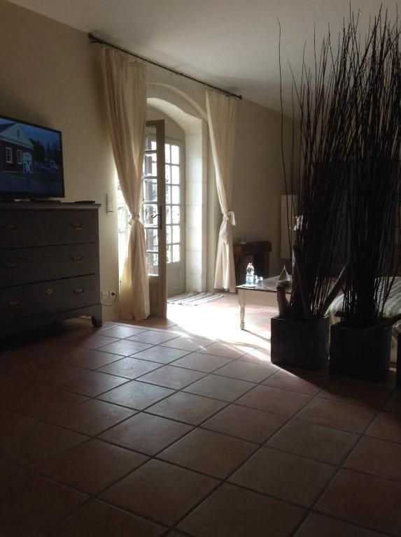 La Demeure Bed & Breakfast Eyguieres Ruang foto